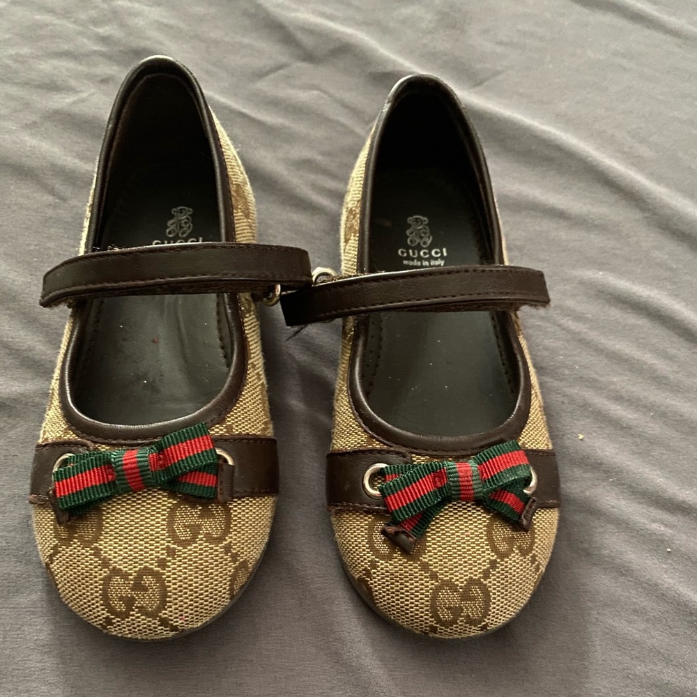 Little girl’s Gucci flats